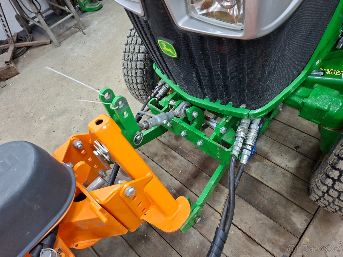 Traktor John Deere 3039R - 8