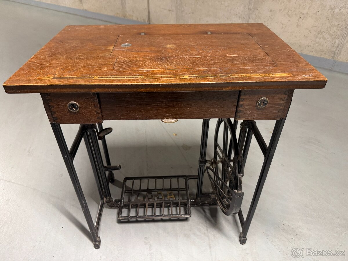 Starý šicí stroj LADA - 8