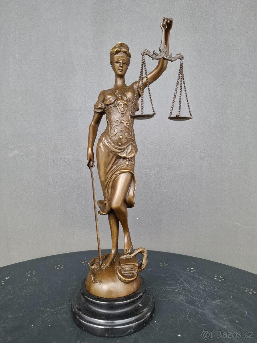 Bronzová socha bohyně Spravedlnosti - 8