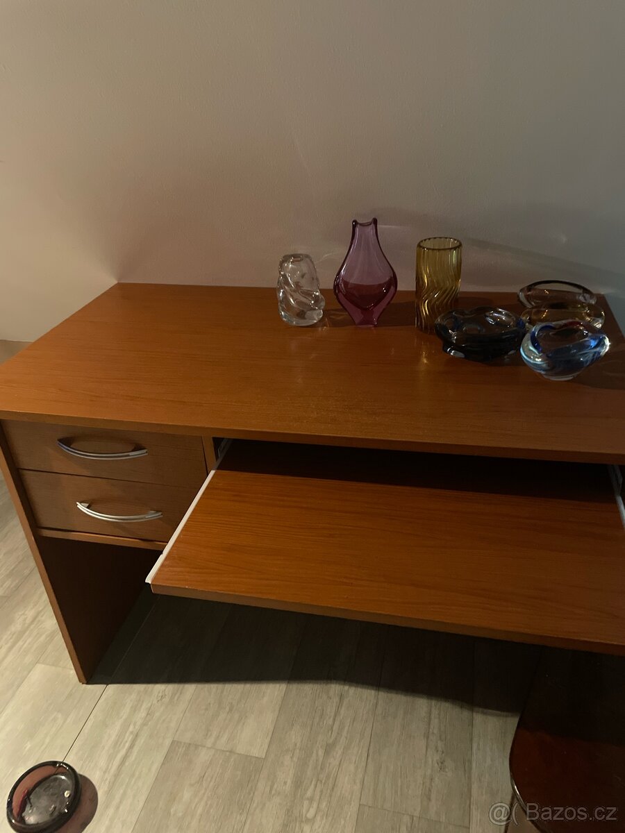 Stůl psaci ,spodni šuplík na klavesnici - 8
