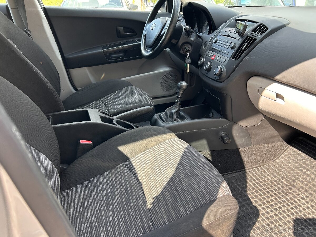 Kia Ceed 1.4 16V, ČR - havarovaný - 8
