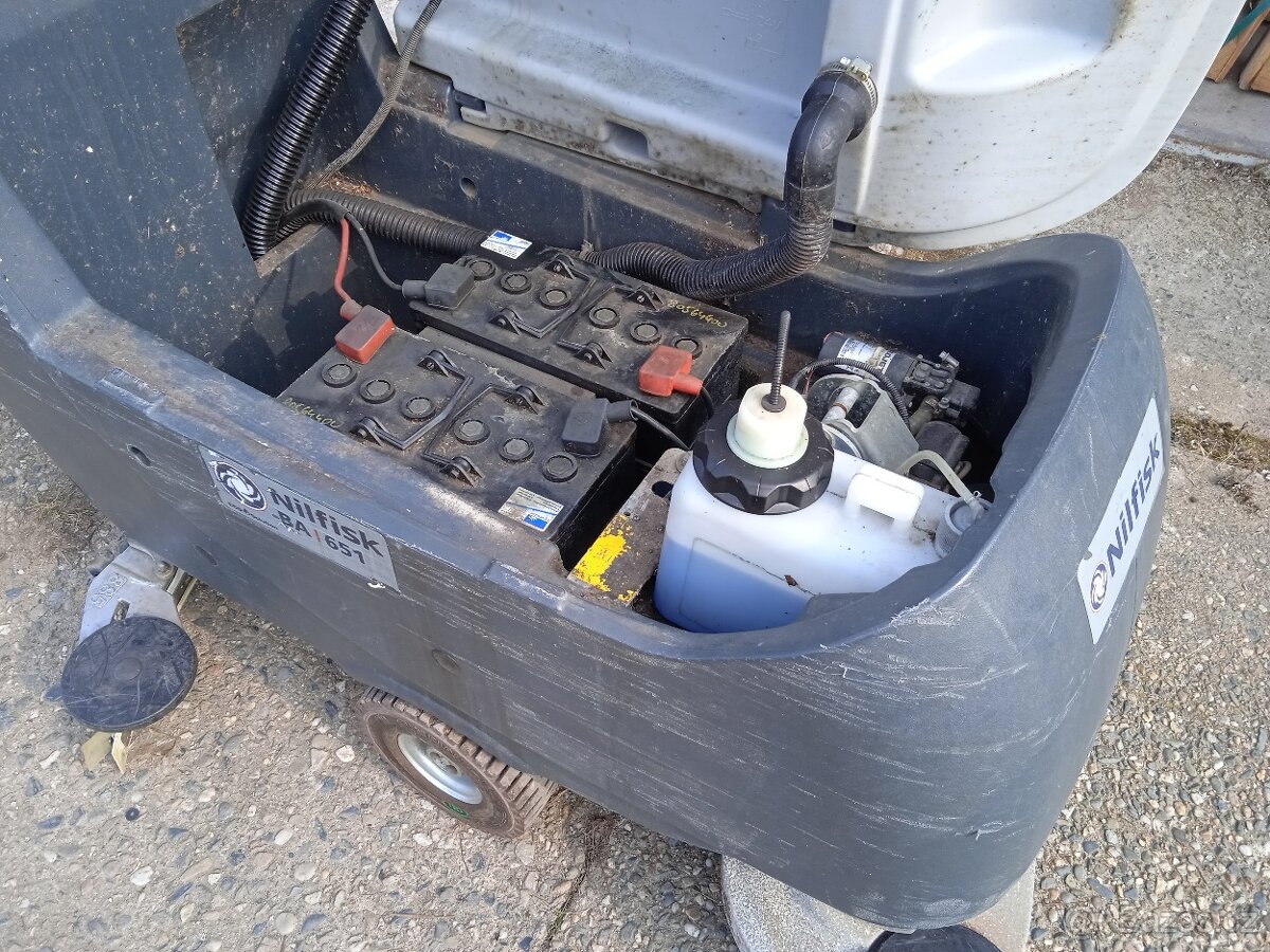 PODLAHOVÝ MYCÍ STROJ NILFISK BA 651,ČRrv 9/2015,dph - 8