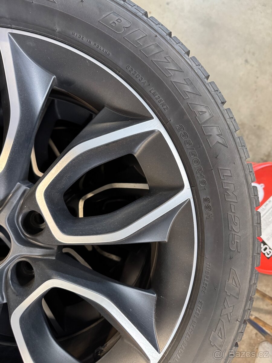 Pneu Bridgestone Blizzak 4x 235/50 R19 - 8