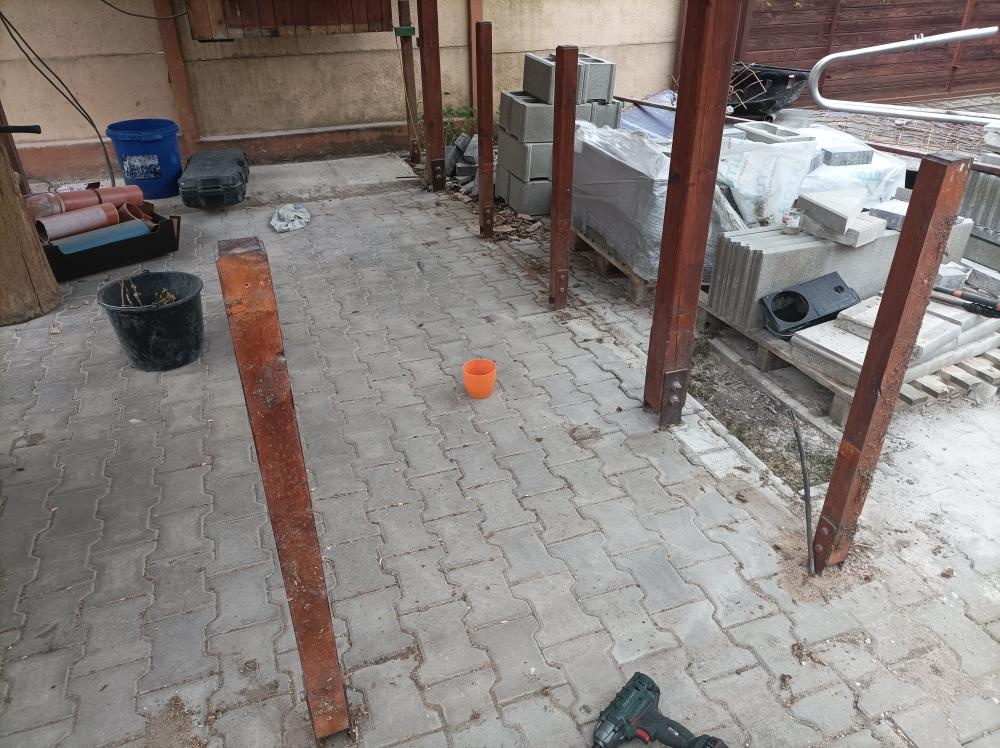 Starší dřevěná pergola - 8