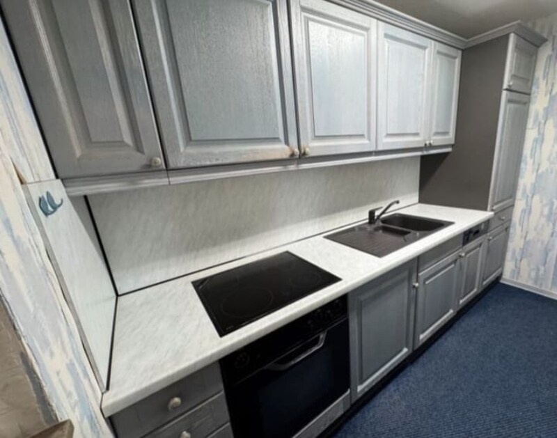 Kuchyně v kouřově modrém odstínu se spotřebiči,5696 - 8