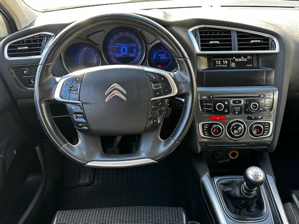 Citroen C4 exclusive 1.6HDi, r.2011, 2.maj., serviska, STK - 8