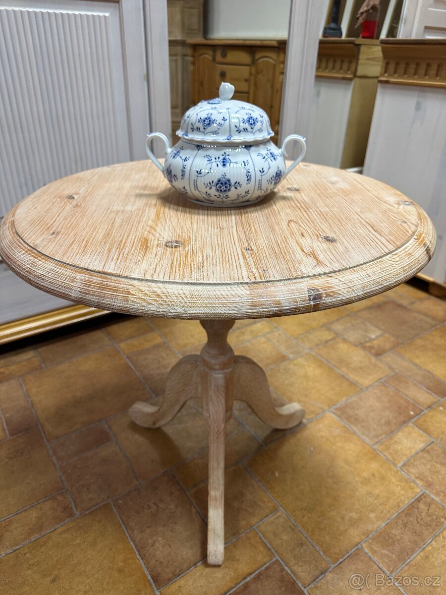 Kulatý masivní stolek, drásaná Pinie - 8