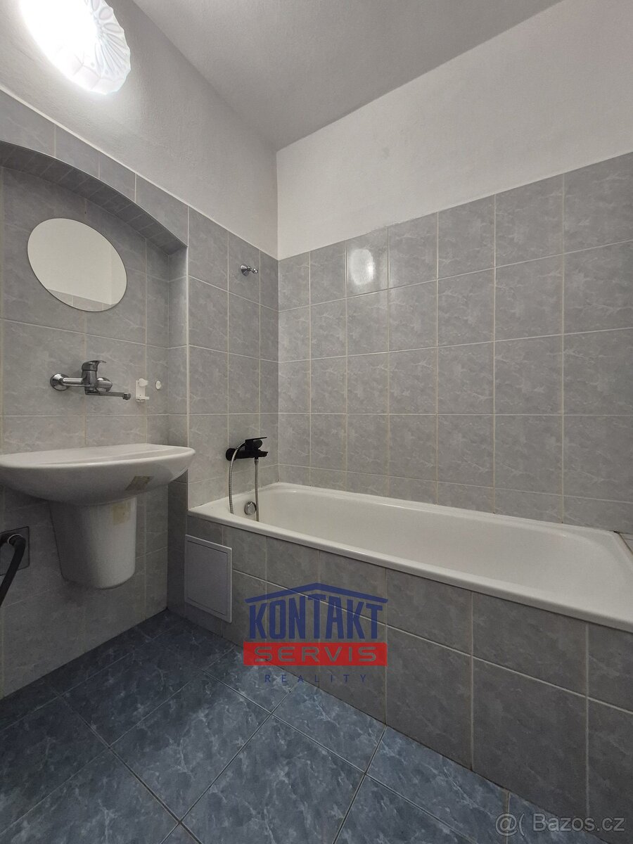 Pronájem bytu 2+kk o velikosti 55 m² přímo na náměstí - Če - 8