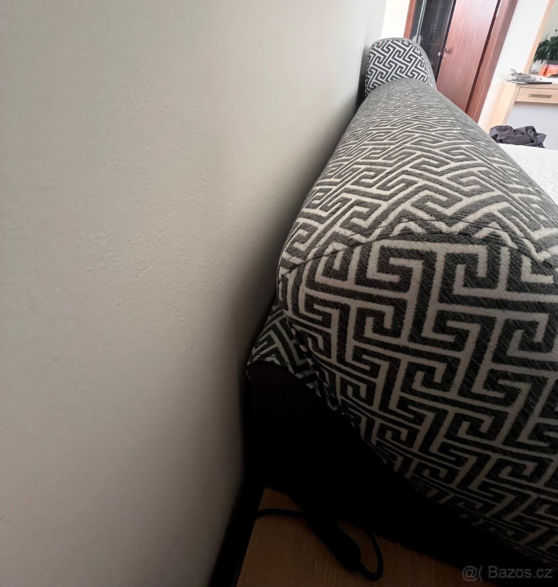 Čalouněná manželská postel - 8