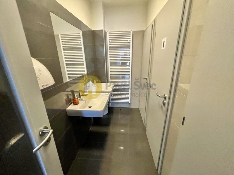 Pronájem kanceláře 15 m2 a skladu 17 m2, ul. Pekárenská - Č. - 8