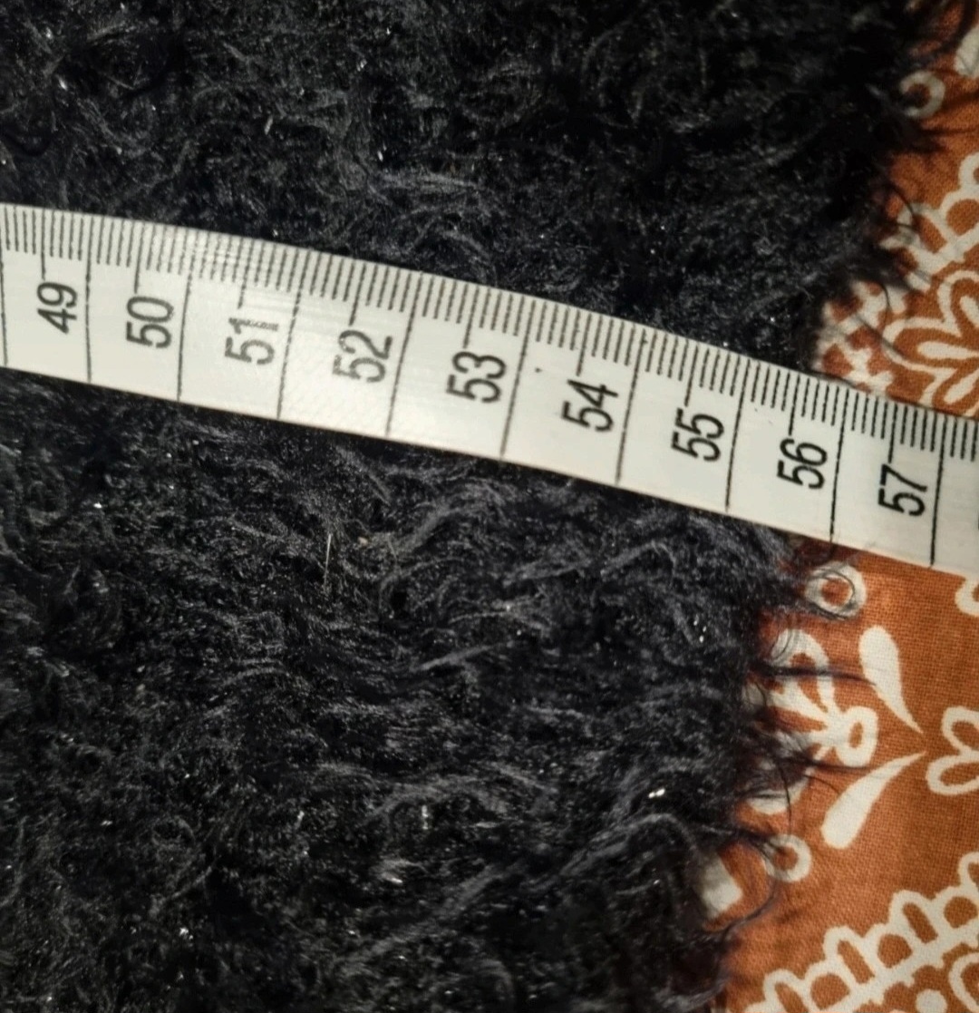 Černý svetřík s chloupky a třpytkami. - 8