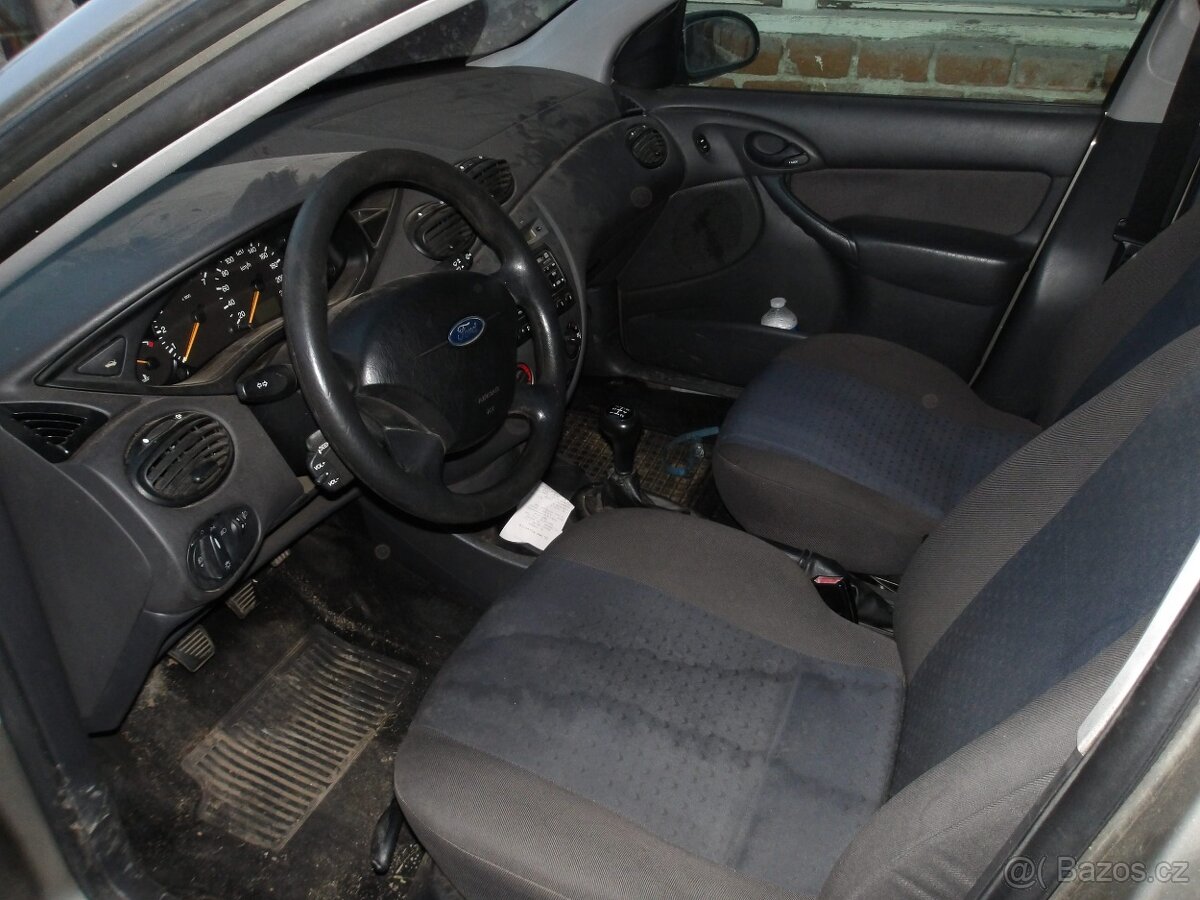 Ford Focus sedan benzín - 8