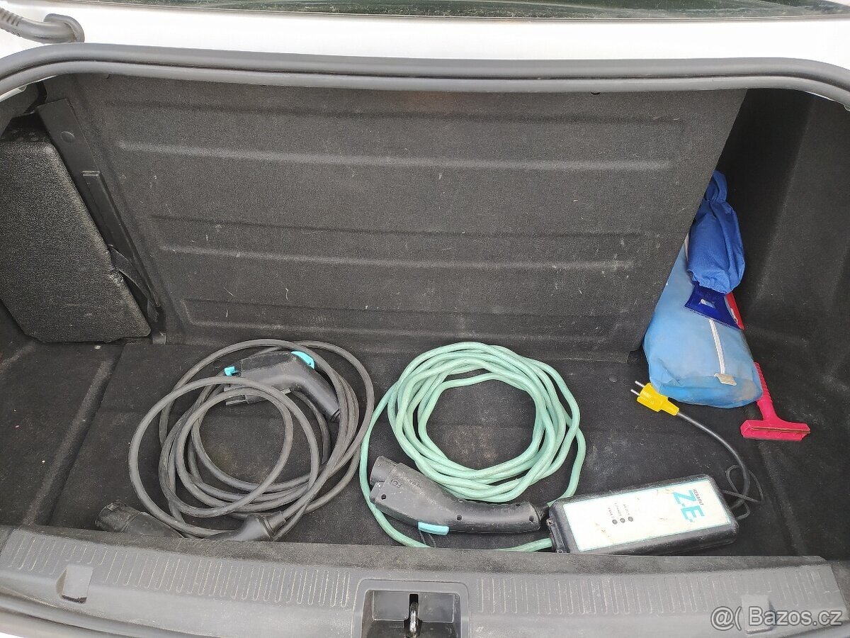 Elektromobil Renault Fluence Z.E. r.v.2012, dojazd 50km - 8