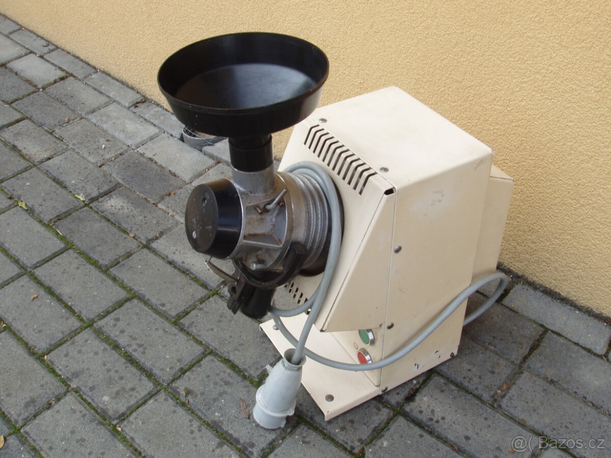 MLÝNEK NA CELOZRNNOU MOUKU /obilí / 380 V( dalamánky,chleba. - 8