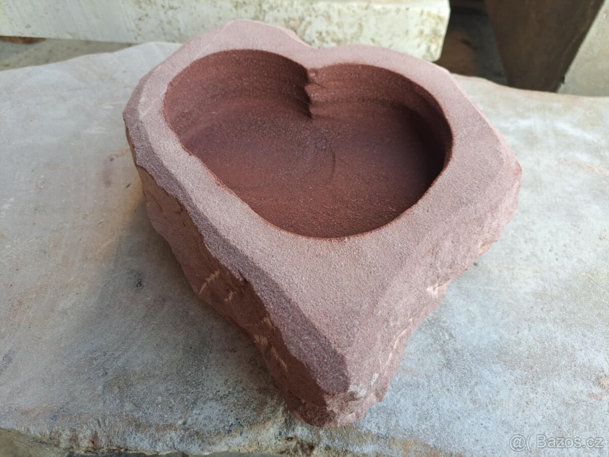 Pítko ve tvaru srdce z červeného pískovce - 8