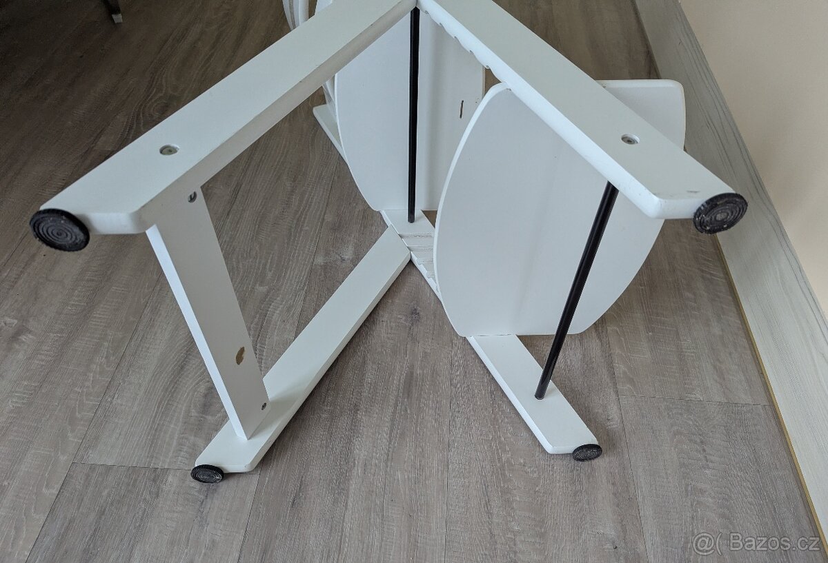 Dřevěná jídelní židlička s novým stolkem - 8