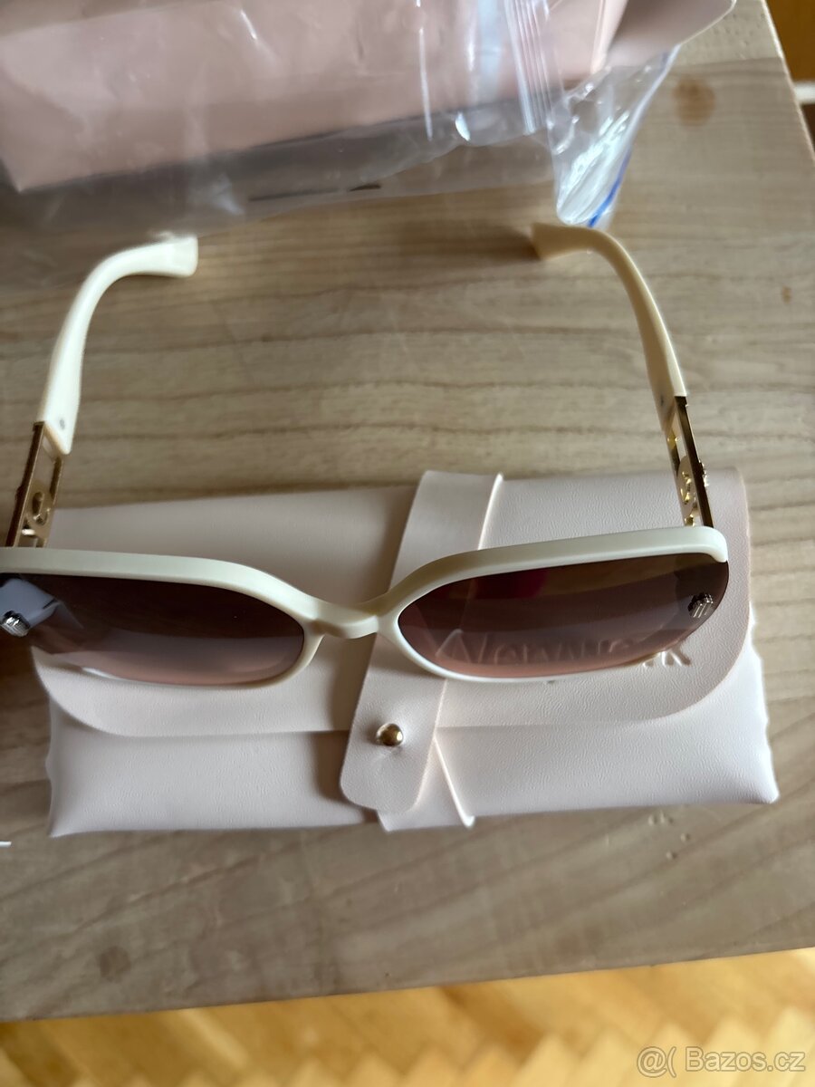 náušnice, ozdobné spony ,nové sluneční brýle,knihy - 8