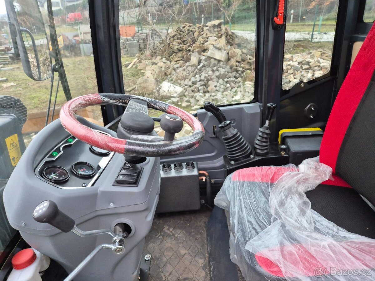 Nádherný nakladač 4x4 .vytápění. - 8