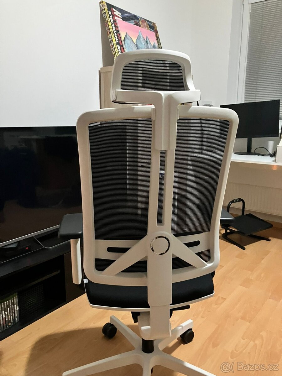 Kancelářský stůl a židle - 8