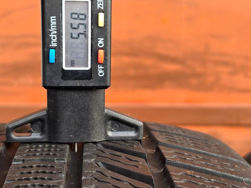 Zimní Continental 215/55/17 XL - 8