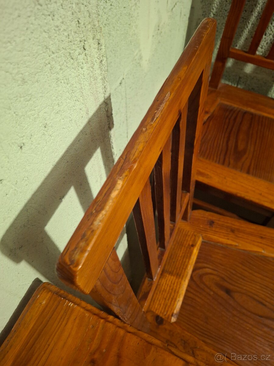 dřevěný jídelní stůl + 4 dřevěné židle - 8