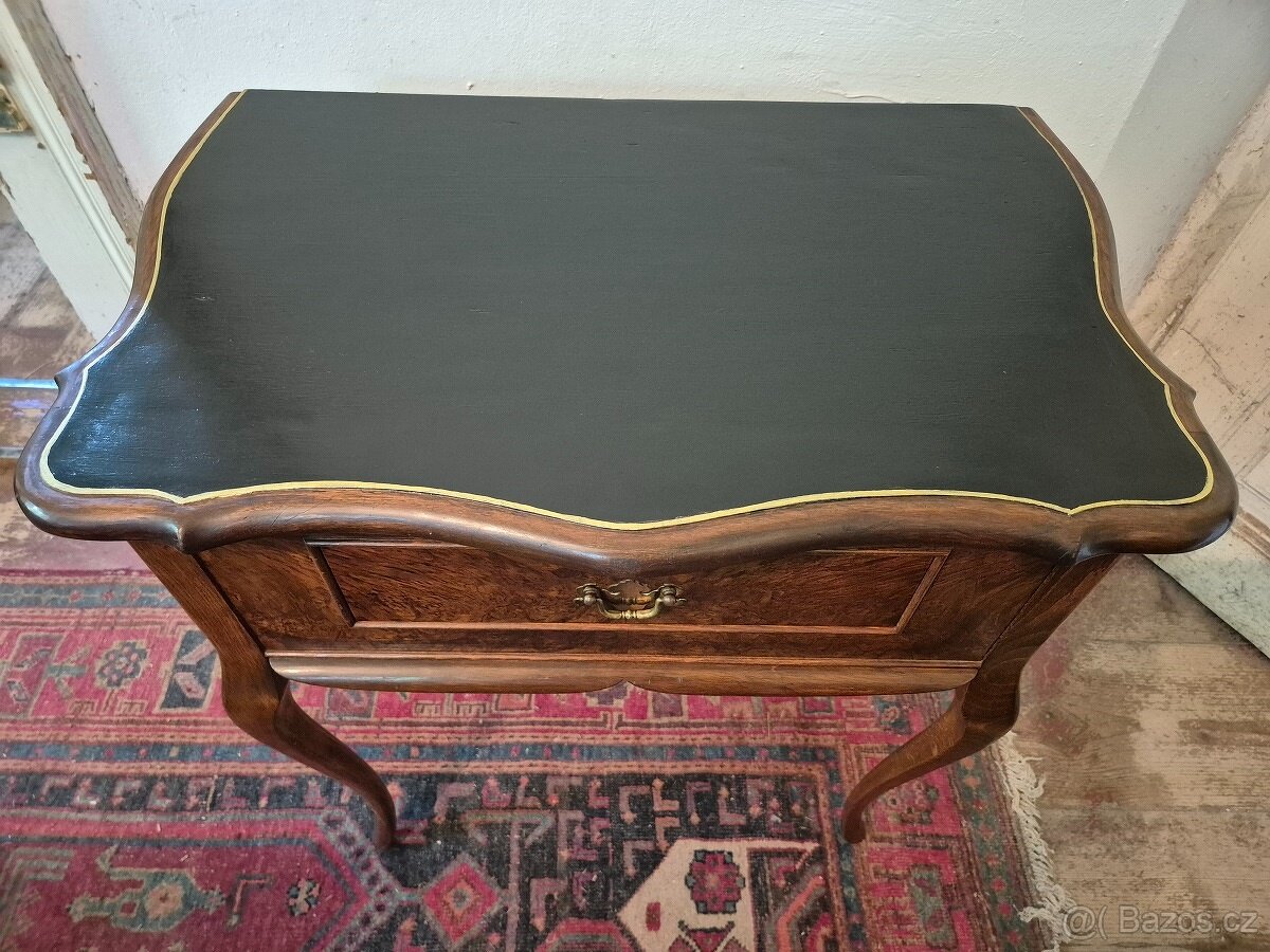 Starožitný odkládací stolek se šuplíkem ve stylu Chippendale - 8