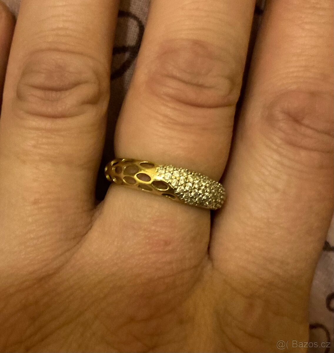 Krásný zlatý prsten osazený zirkony - 8