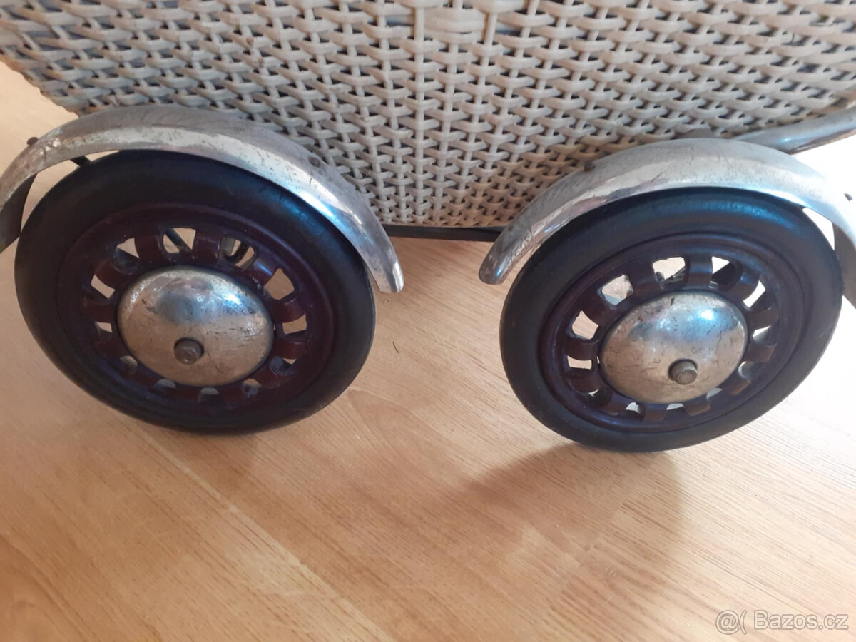 Proutěný kočárek na panenky - 8