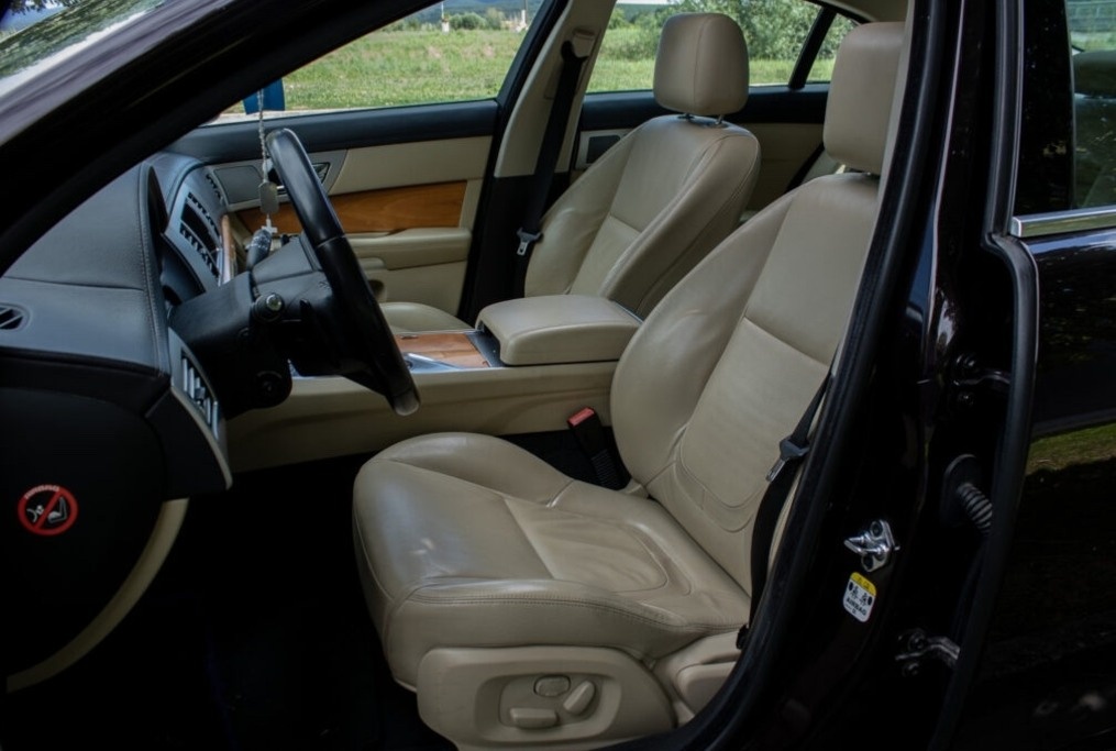 Jaguar XF 2.2D Premium Luxury - 8