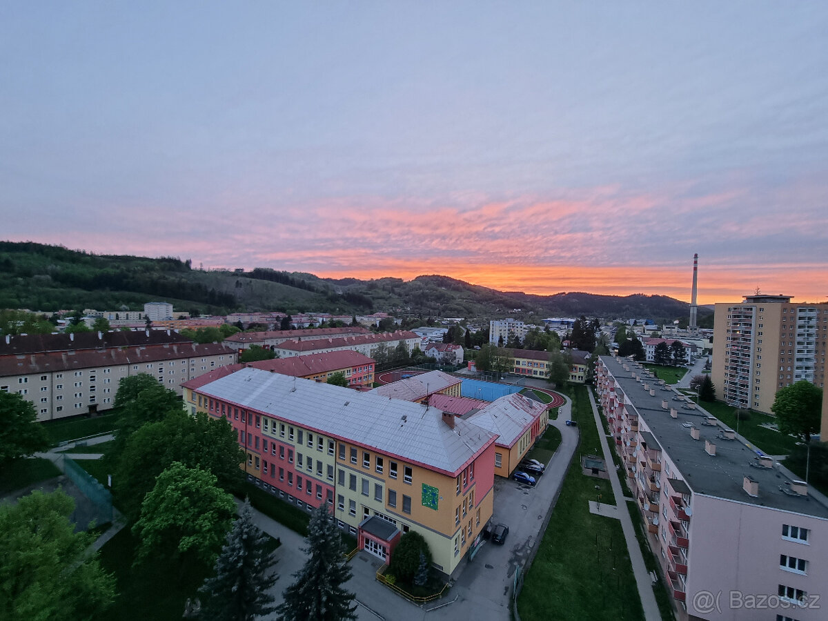 Pronájem bytu 1+1 ve Vsetíně, 46m2 + 6m2 dvě zasklené lodžie - 8