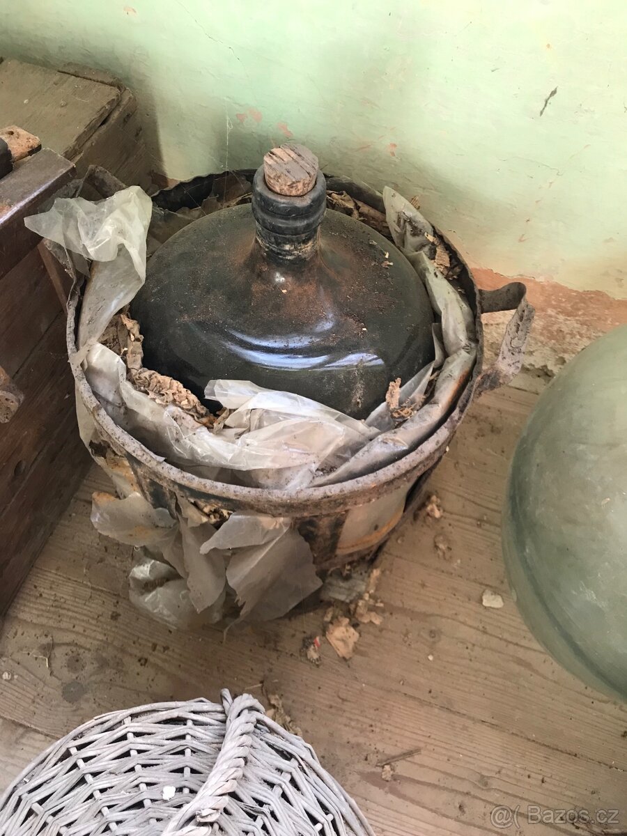 starožitné skleněné demižony z pozůstalosti z rodinného vina - 8