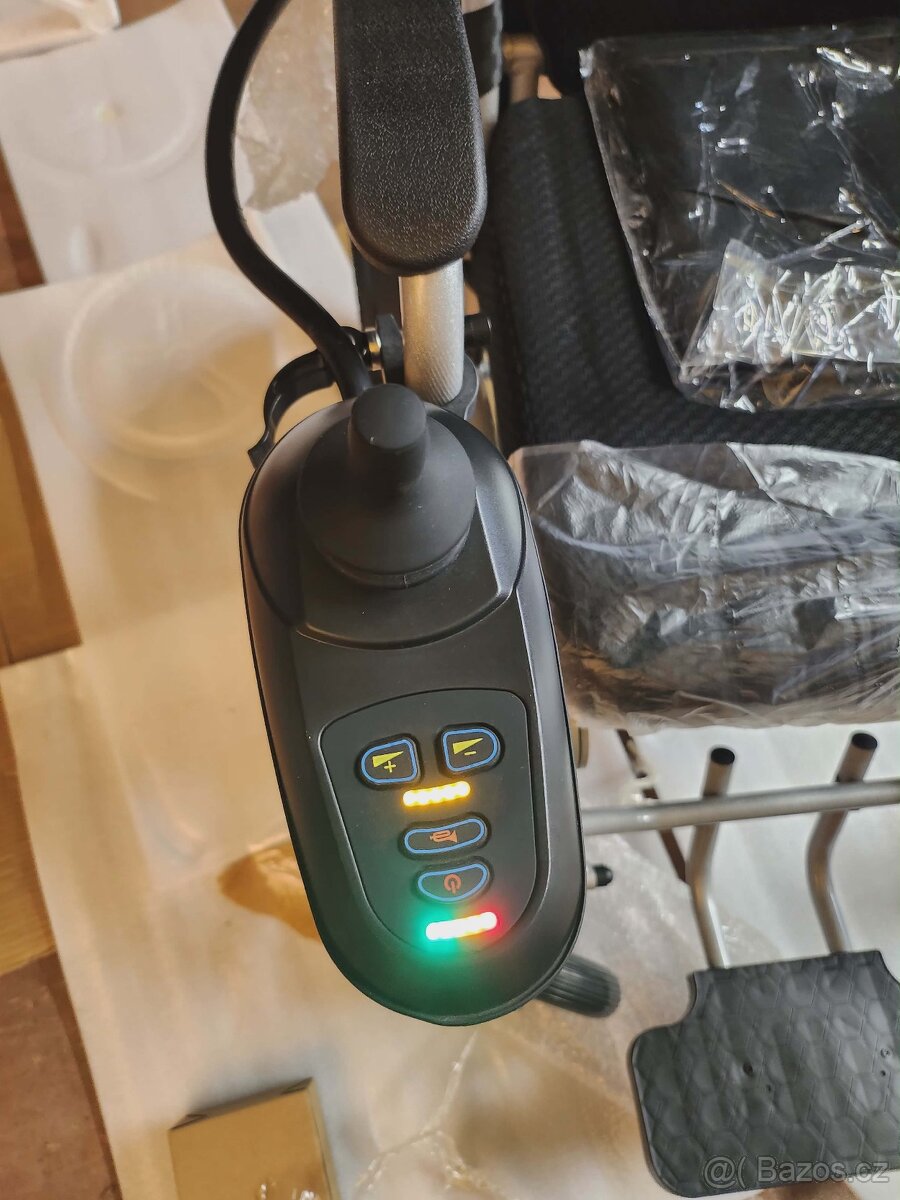Skládací elektrický invalidní vozík - 8