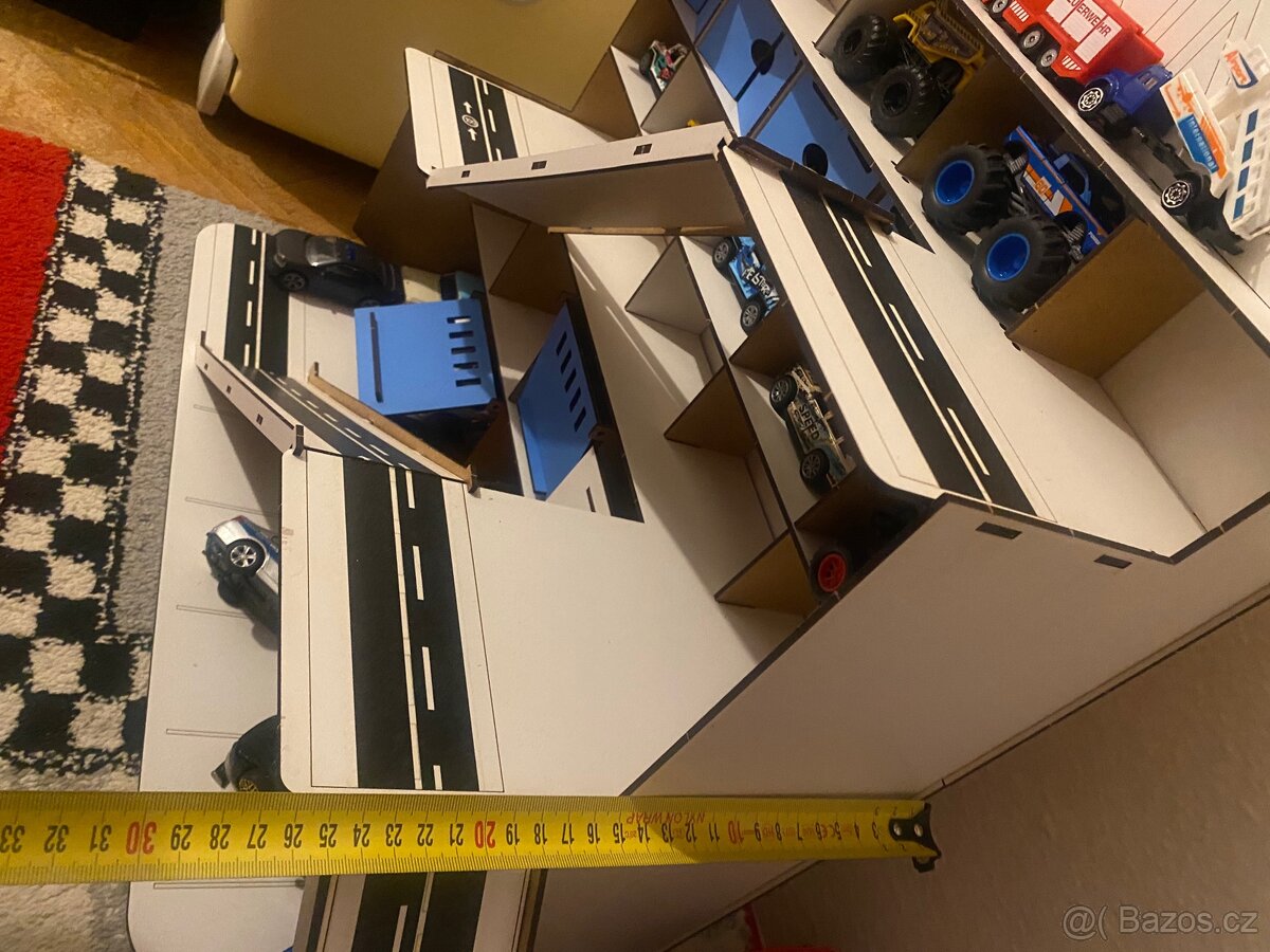 Dřevěná polička garáž pro autíčka - 8