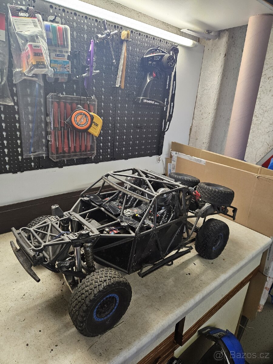 Traxxas UDR - 8