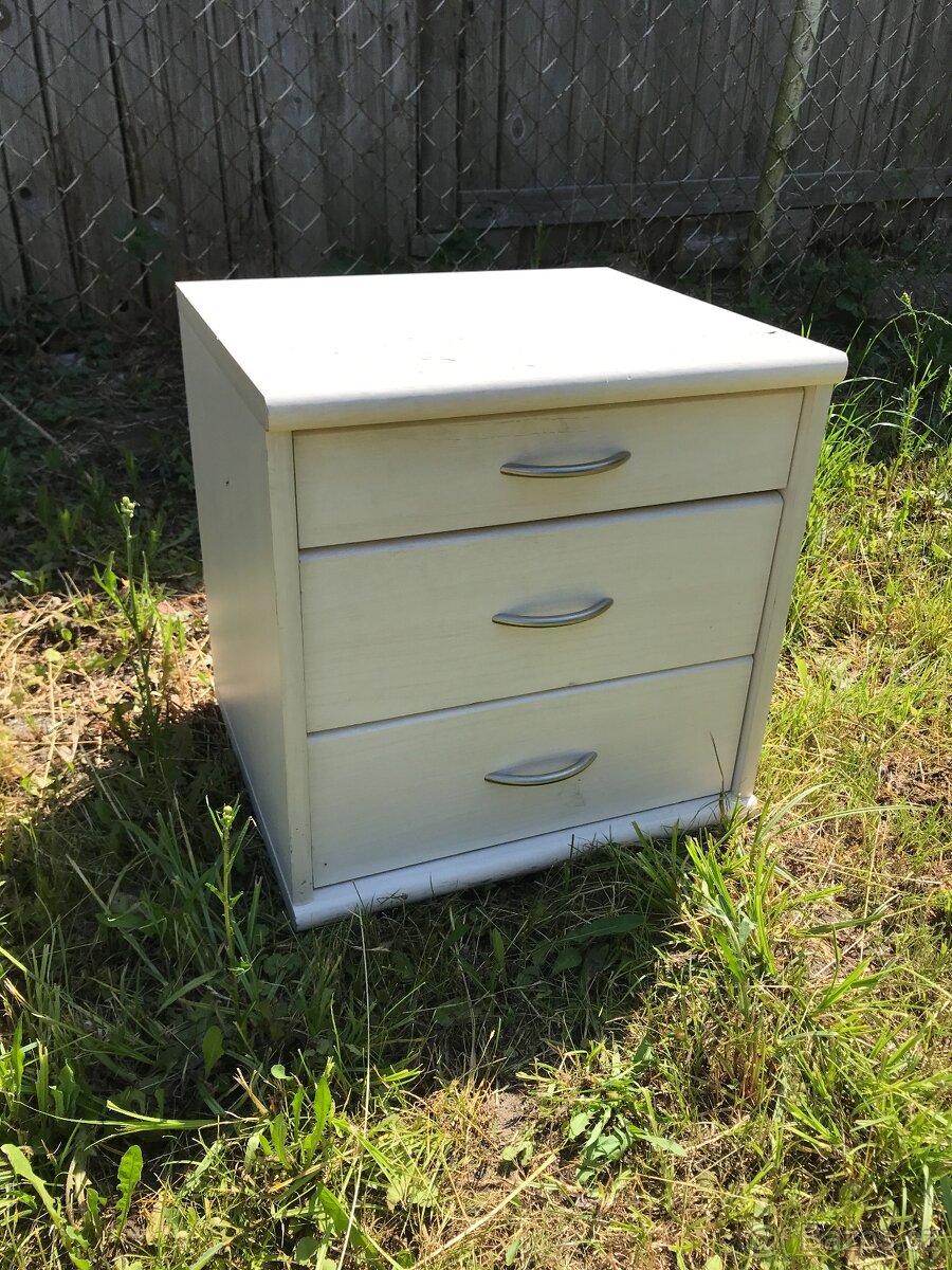 Drevene postele 200 x 90 a dalsi nabytek - 8