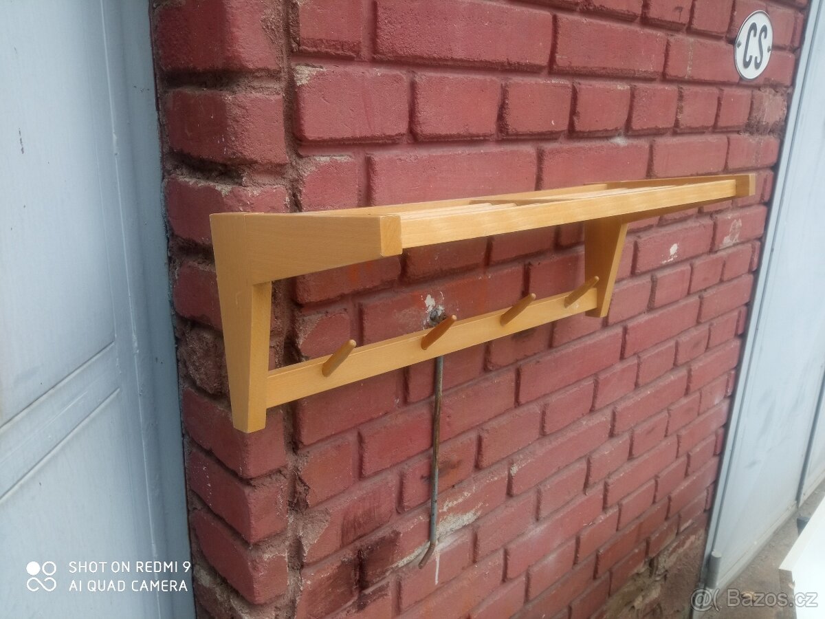 Věšák na zeď - 8