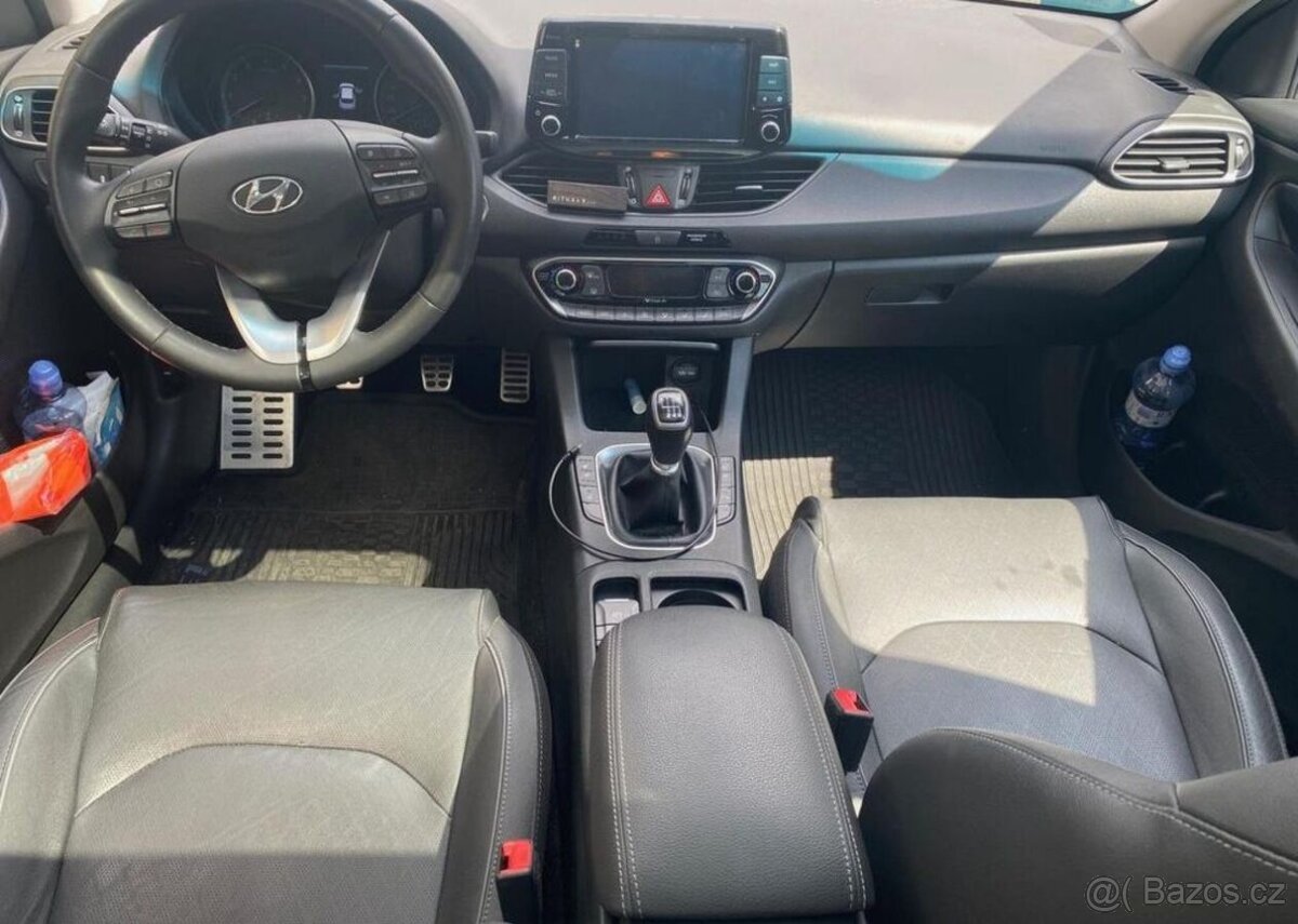 Hyundai i30 1.4 - PREMIUM - NÍZKÉ KM - 8