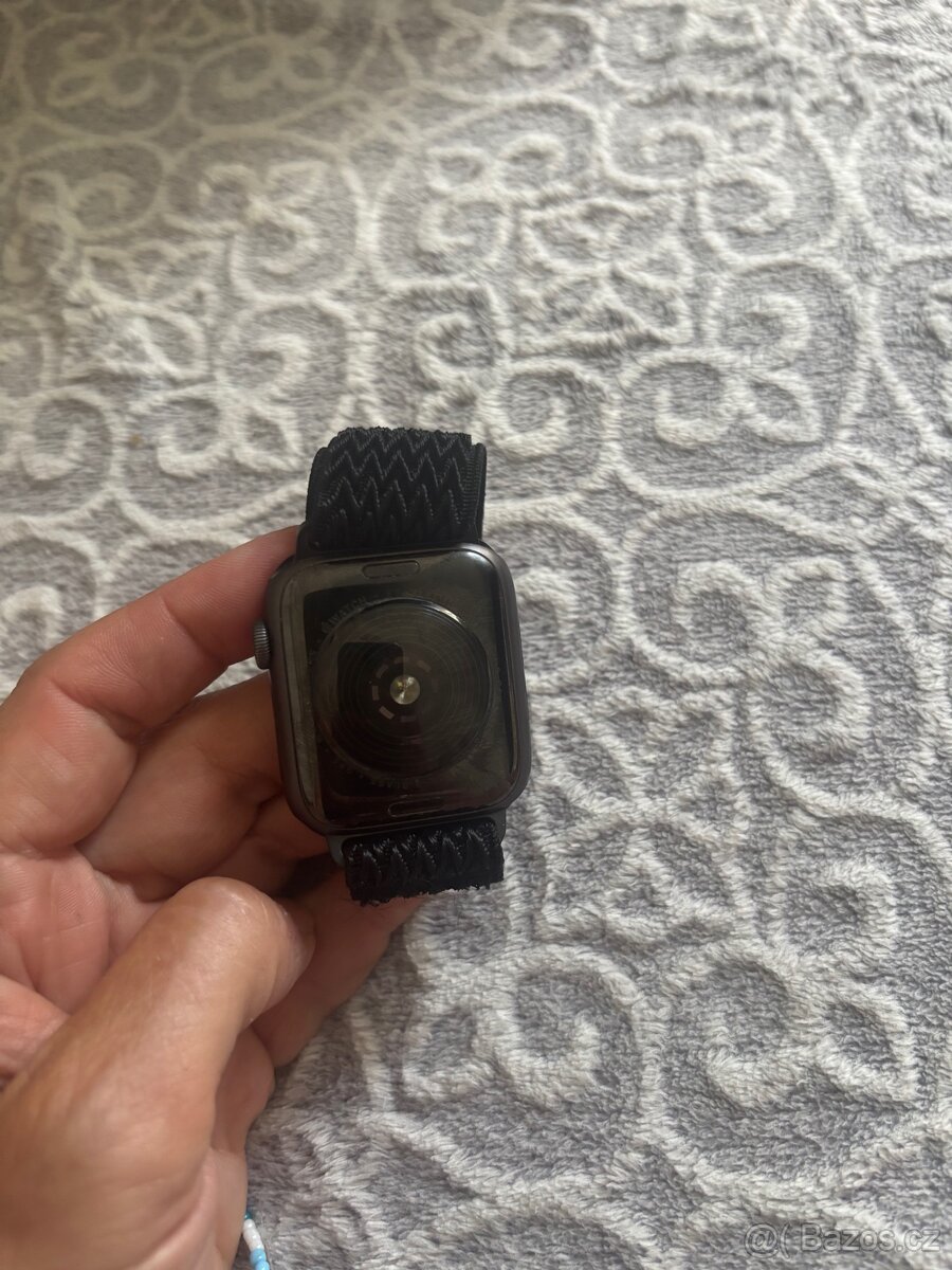 Apple Watch SE 1. Generace - 8