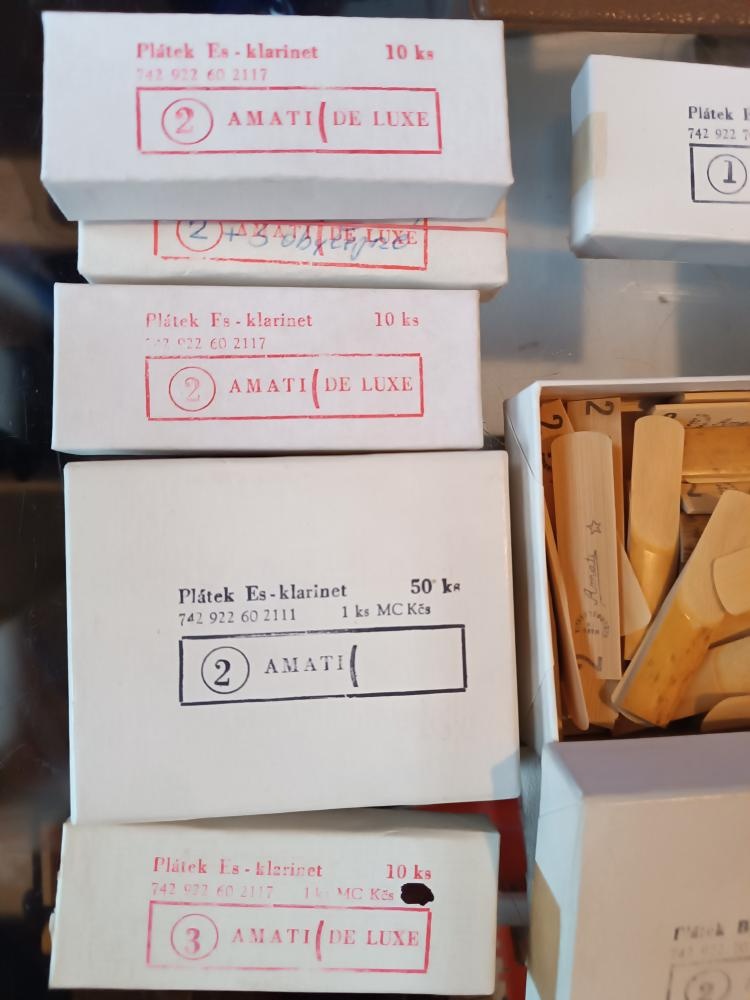 Stojan not. na klarinet kufr,blány bicí,plátky na klar.a sax - 8