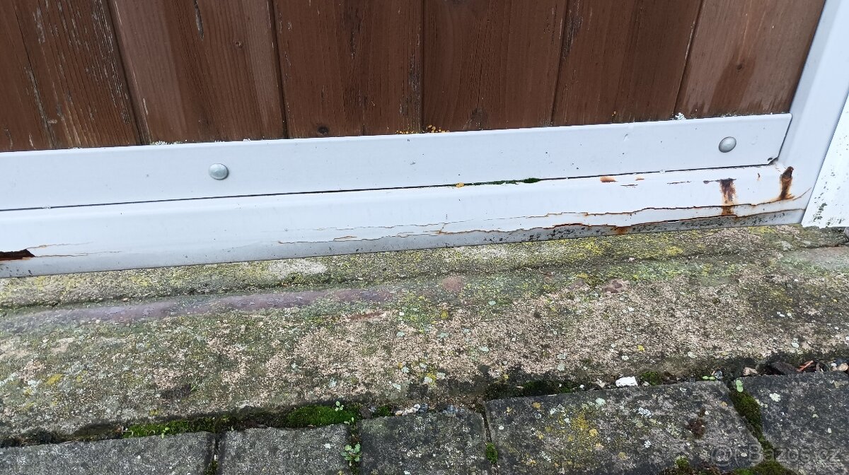 Kovová dvoukřídlá vrata, brána s dřevěnou výplní a pohonem - 8