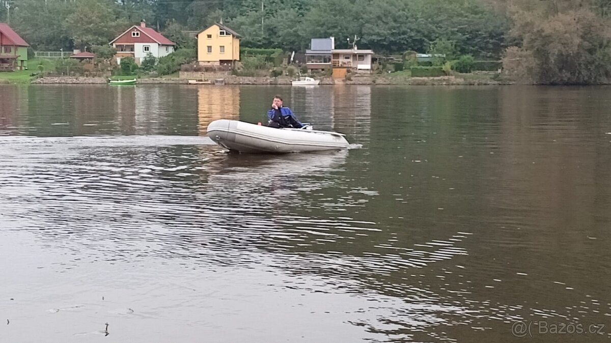 Motorový člun 3,65 m pro 4 osoby plus motor Yamaha - 8