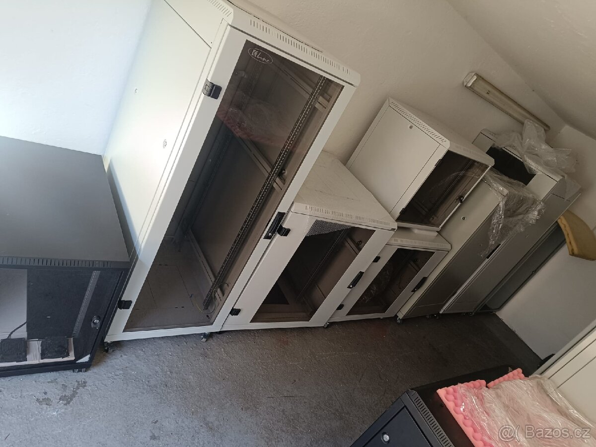 rozvaděč, rack, serverová skříň - 8