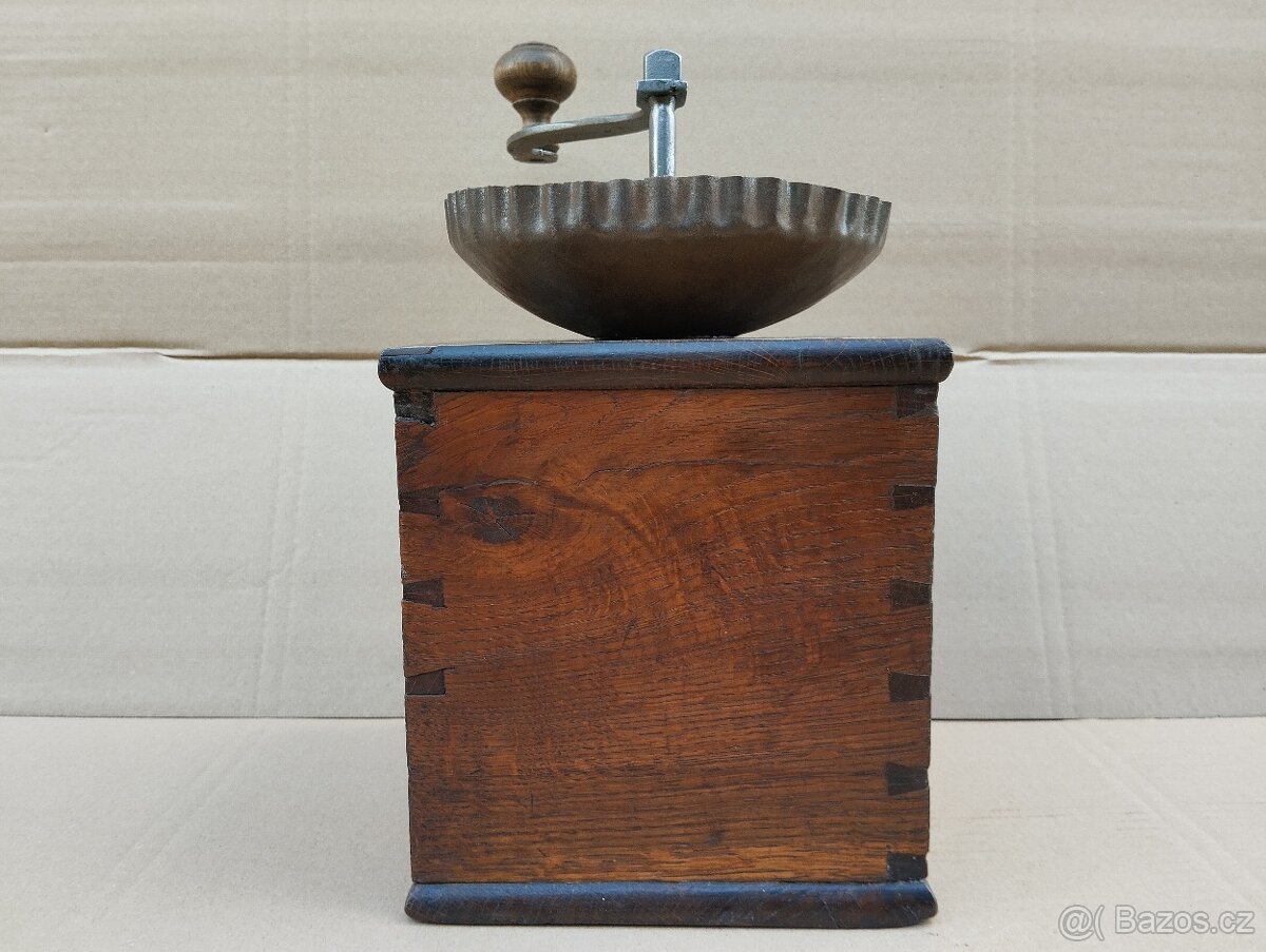 Obrovský velice zajímavy a velmi starý mlýnek na kávu - 8