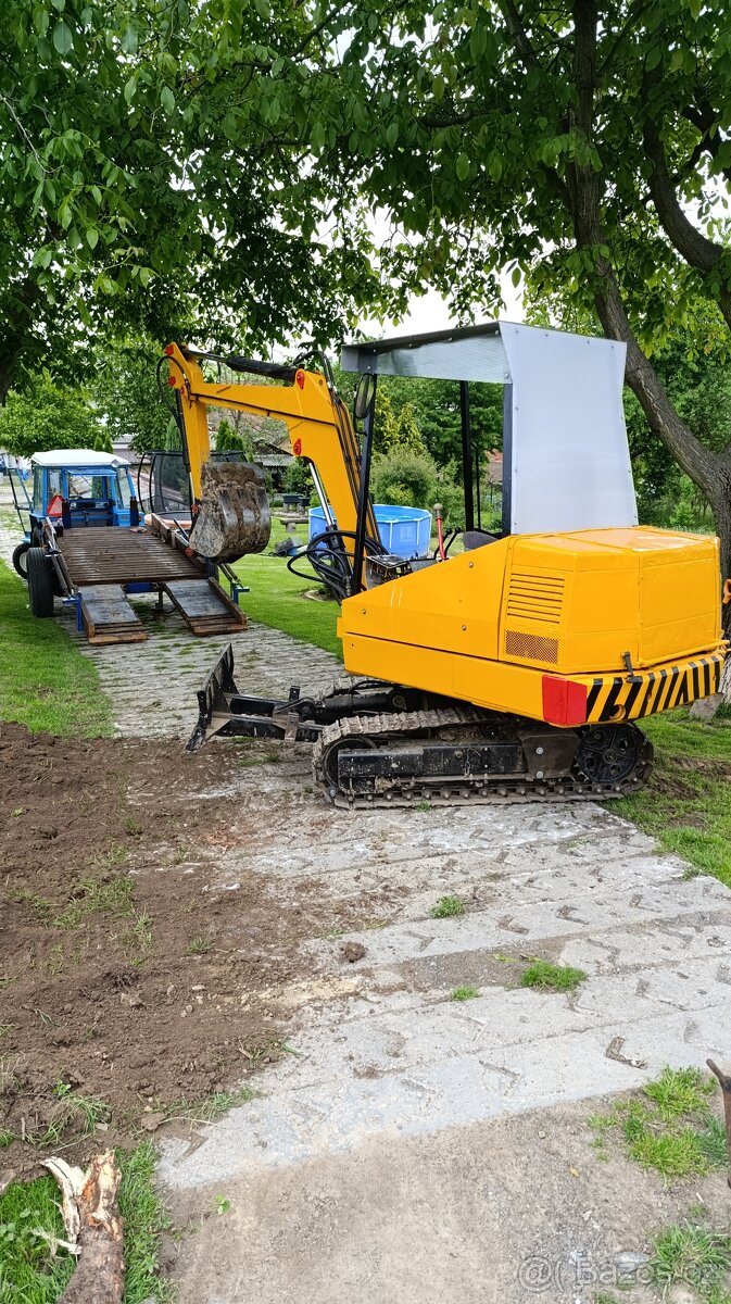 Pasovy bagr ZTS DH 0411 - 8