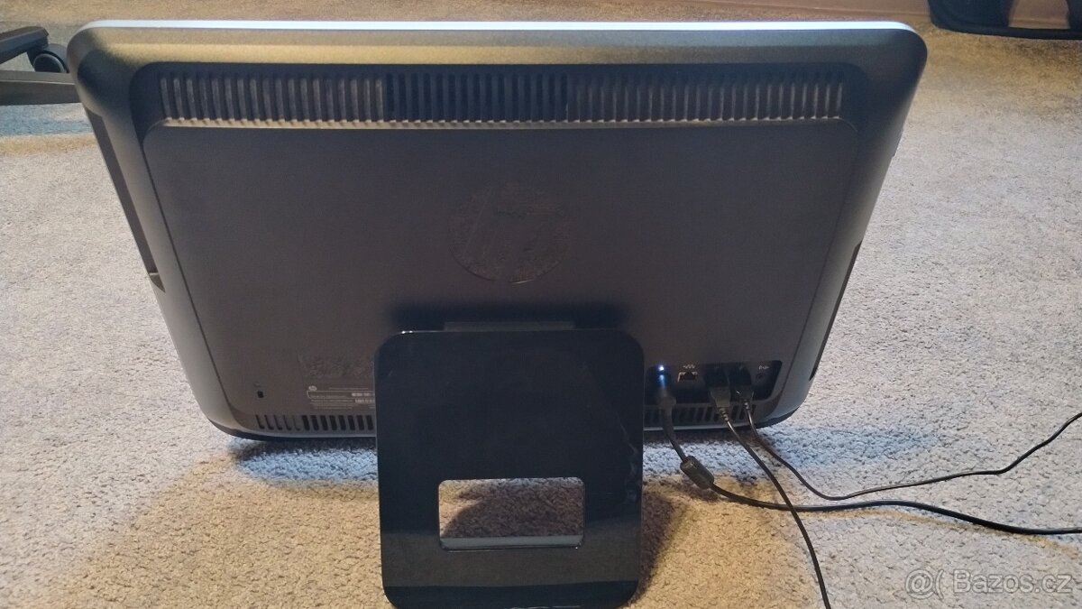 DVD/CD přehrávač. Jedná se o plně funkční PC - 8