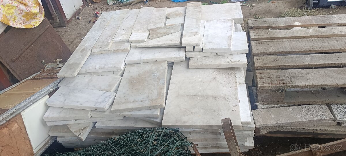 Větší množství bílého mramoru se šedým žilkováním zbytky - 8