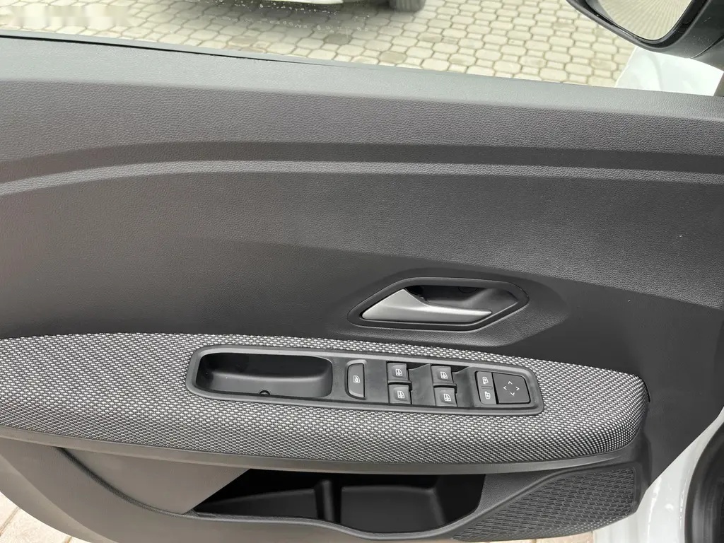 Dacia Sandero, Expression ECO-G 100 - 8