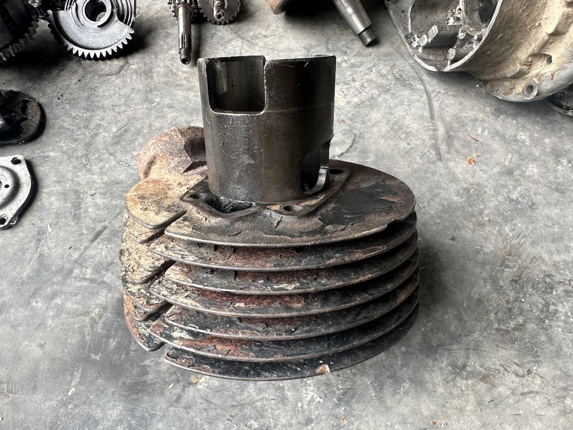 Predám DILY motoru ČZ 250/455 - 8