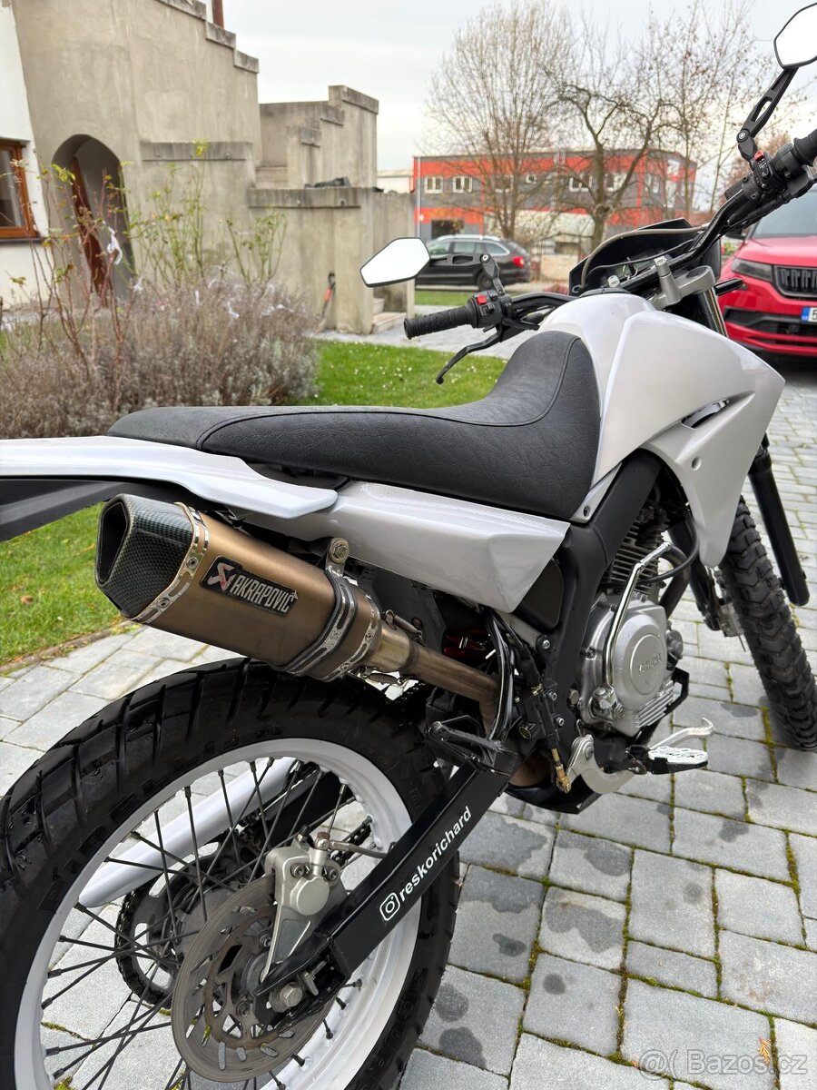 YAMAHA XT 125 R - 8