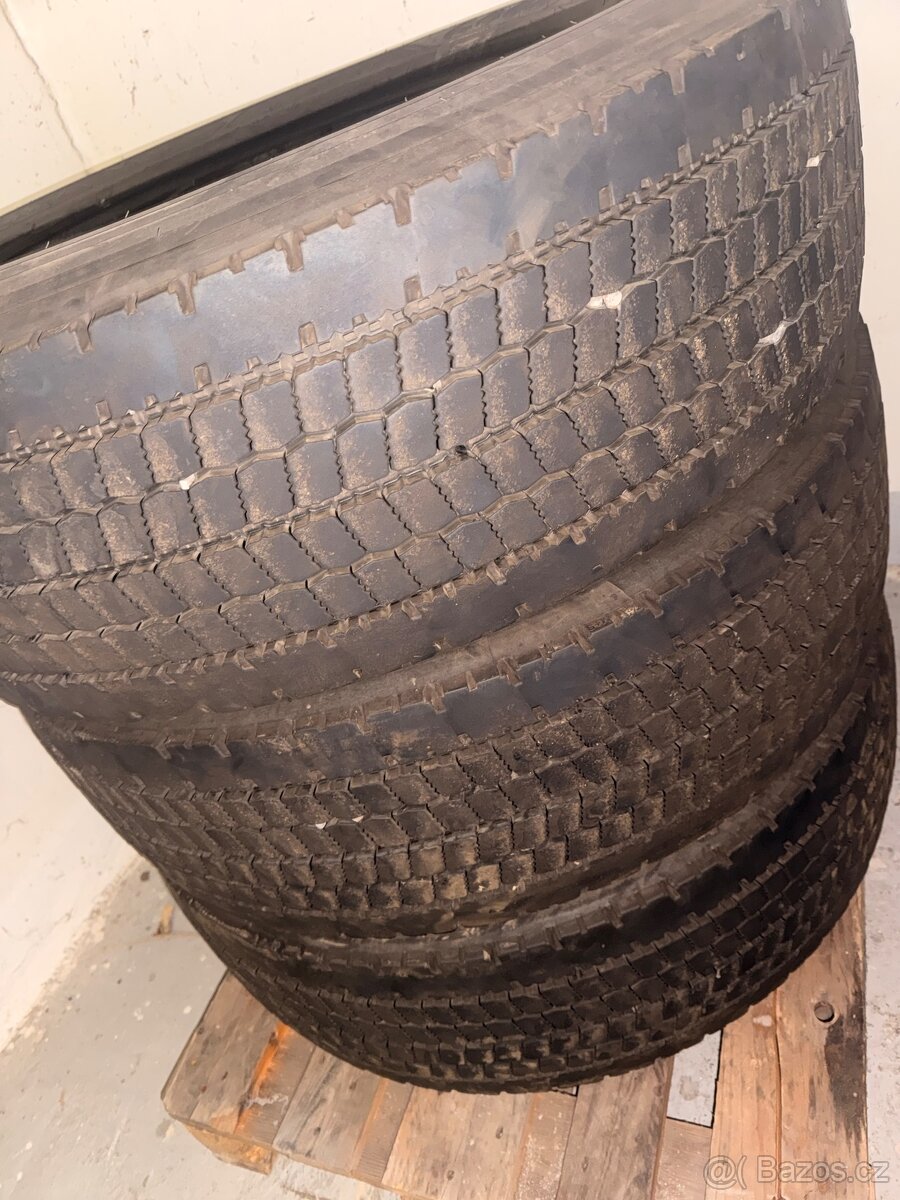 16ks nákladních pneumatik - 8